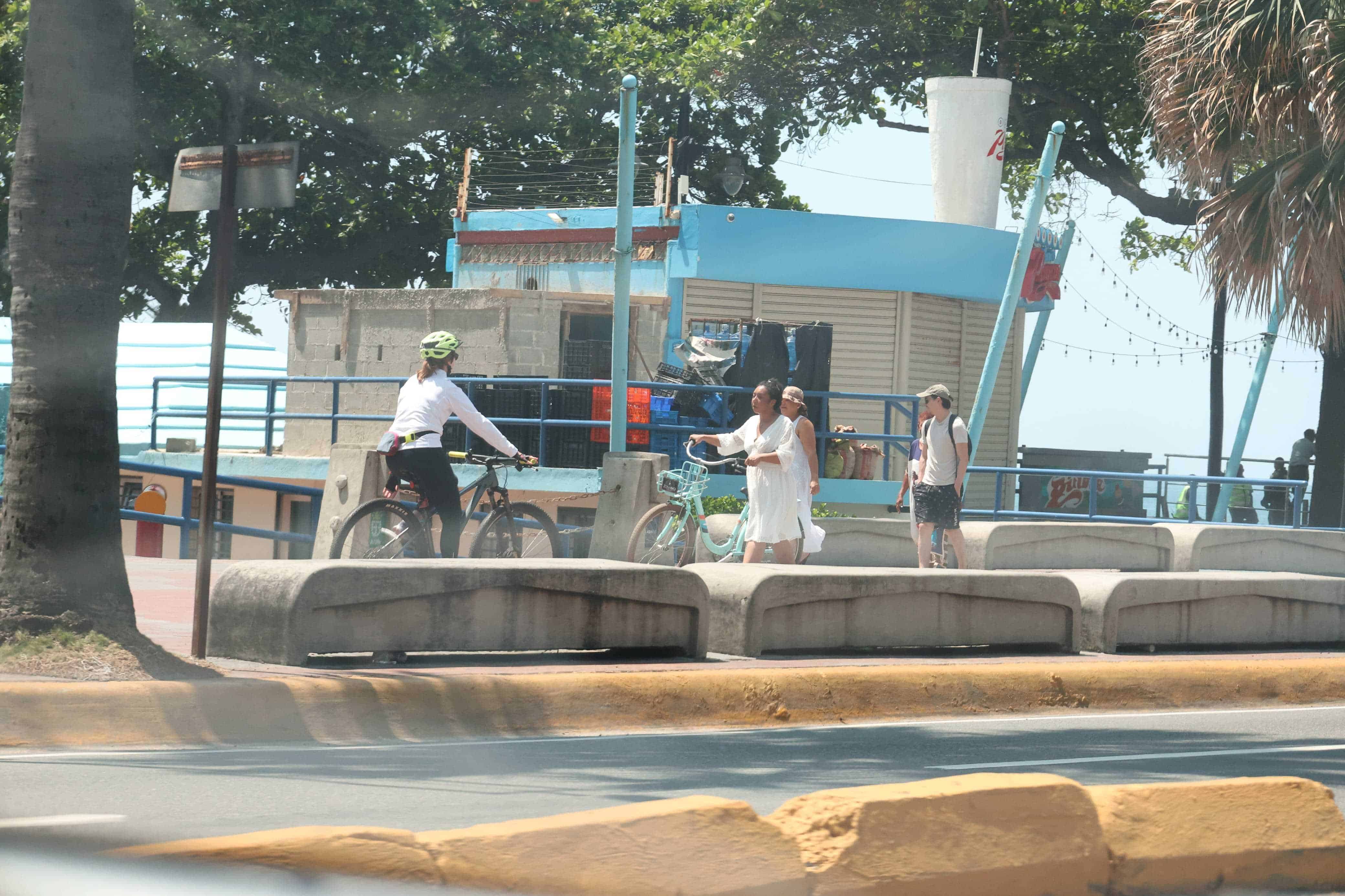 Las bicicletas circulan por las aceras.