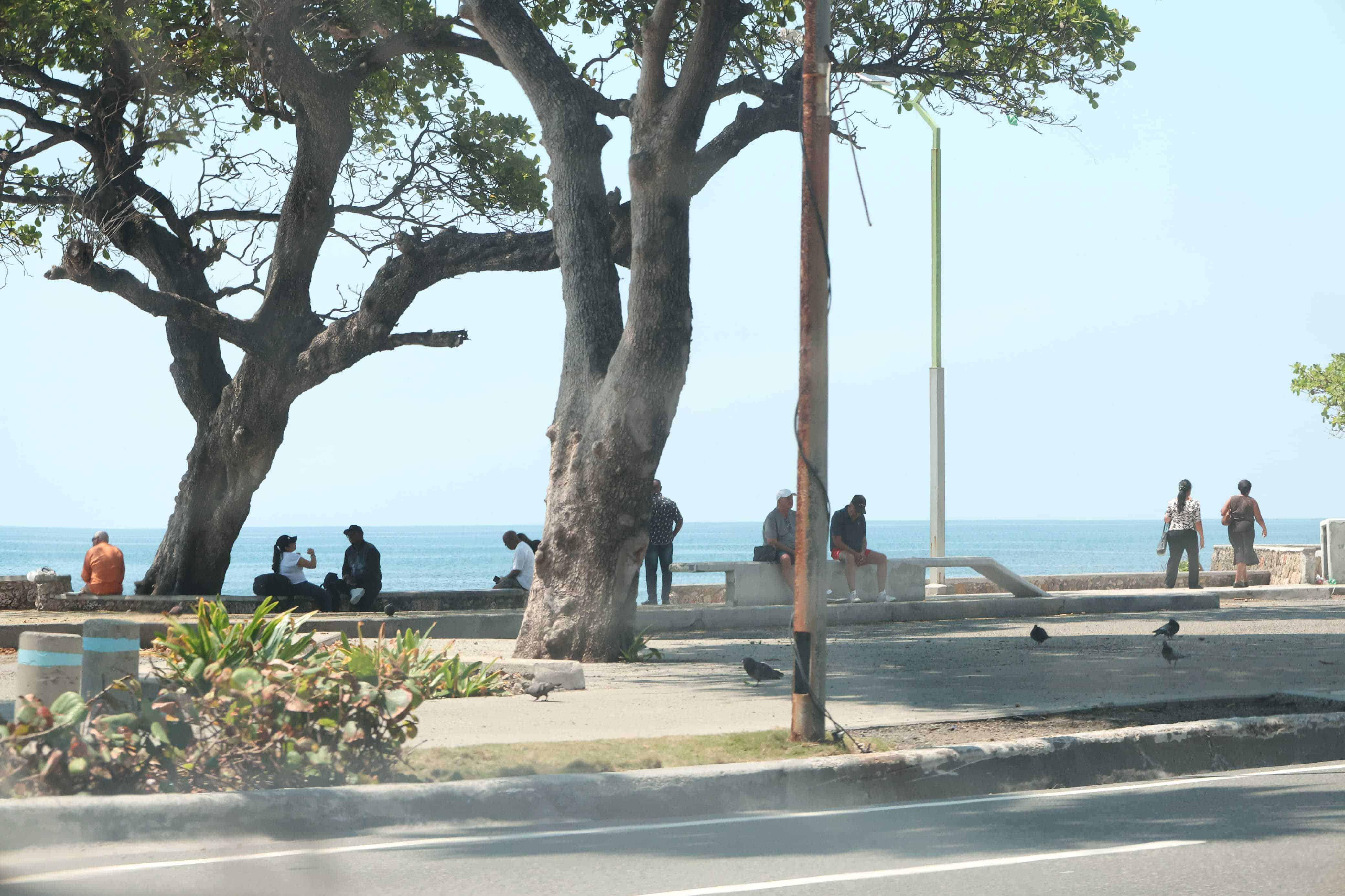 Personas esparciéndose en el Malecón.