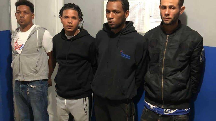 Arrestan a cuatro hombres con armas y pertrechos ilegales en Santiago Arrestan a cuatro hombres con armas y pertrechos ilegales en Santiago