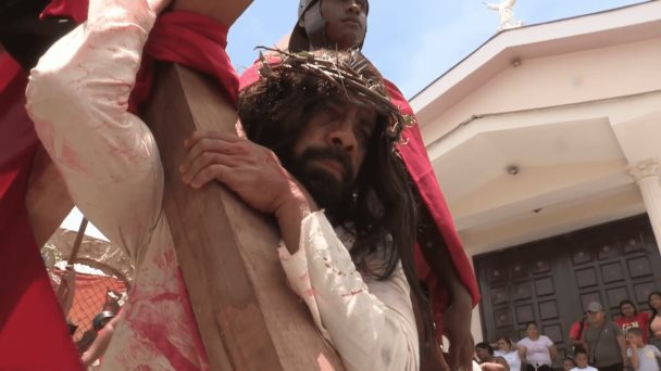 Cientos de nicaragüenses católicos celebran el Viacrucis
