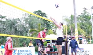 Cuatro equipos clasifican a segunda ronda en masculino en el voleibol de arena de Hato Mayor