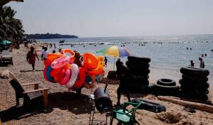 Playas de San Cristóbal repletas de bañistas este Sábado Santo