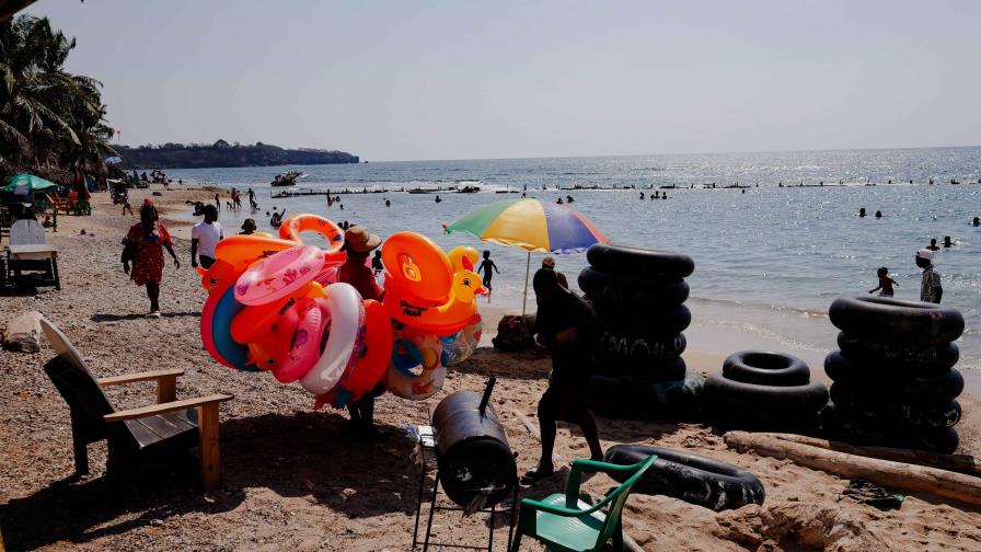 Playas de San Cristóbal repletas de bañistas este Sábado Santo