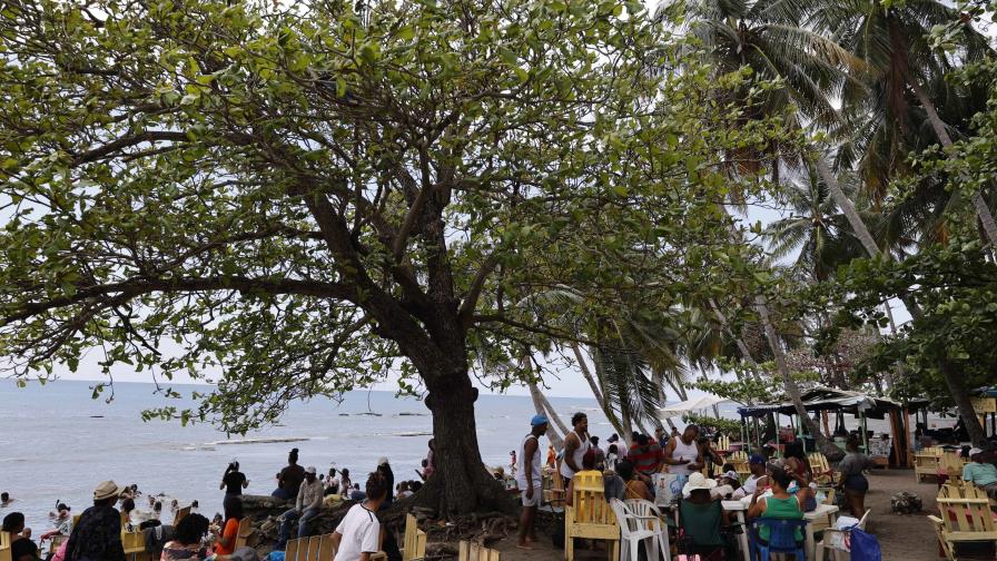 Gran afluencia de visitantes a los balnearios de San Cristóbal contrasta con la caída en las ventas