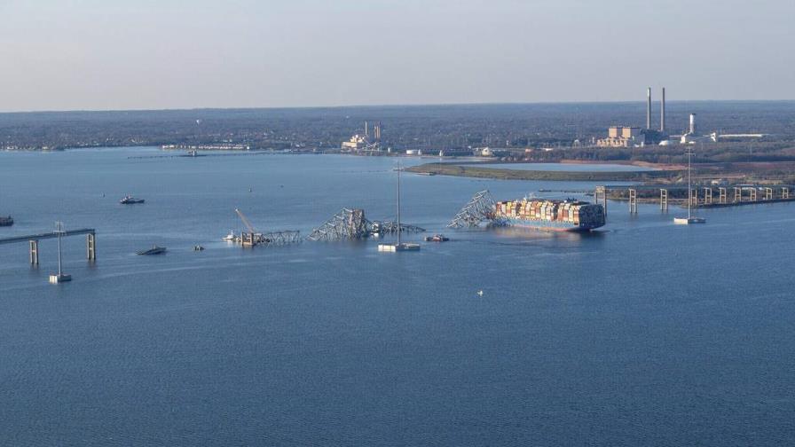 Continúa la compleja retirada de escombros del puente de Baltimore
