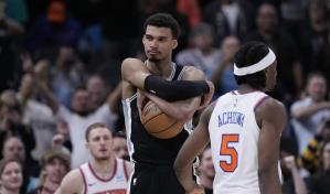 NBA multa a Wembanyama con 25.000 dólares por lanzar balón a las gradas mientras celebraba