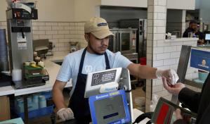 El nuevo salario mínimo para trabajadores de comida rápida en California comenzará el lunes