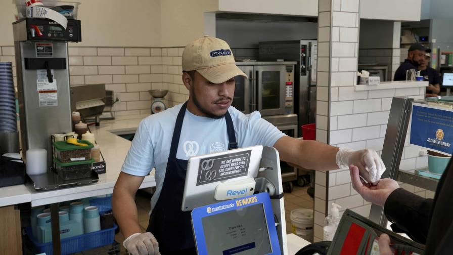 El nuevo salario mínimo para trabajadores de comida rápida en California comenzará el lunes