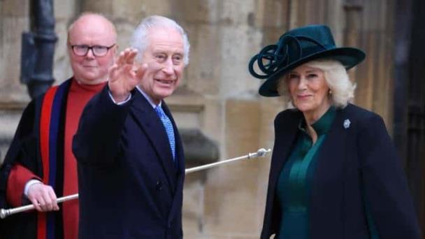 Carlos III asiste a la misa de Pascua en su primera aparición pública desde febrero