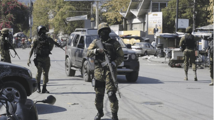 Turba mata a dos sospechosos de comprar armas para pandillas en Haití, afirma la policía