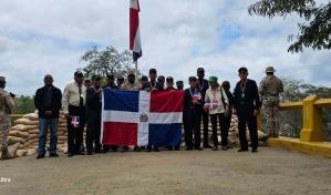 Exmilitares constitucionalistas visitan soldados que vigilan la frontera con Haití