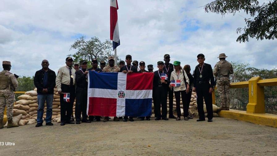 Exmilitares constitucionalistas visitan soldados que vigilan la frontera con Haití
