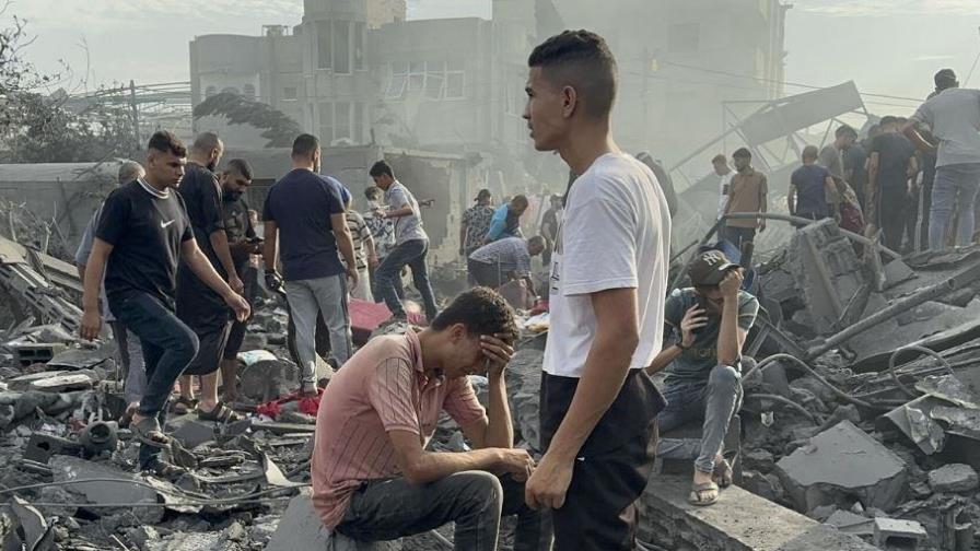 Israel bombardea el patio de un hospital en el centro de Gaza y causa víctimas