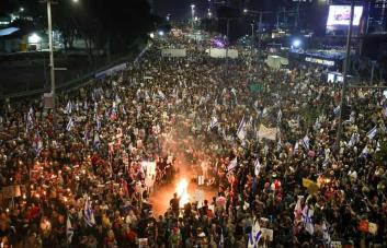 Más de 100,000 israelíes protestan en Jerusalén contra Netanyahu para pedir elecciones