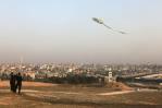 Los niños palestinos de Rafah juegan a encumbrar cometas al otro lado de la frontera Los niños palestinos de Rafah juegan a encumbrar cometas al otro lado de la frontera