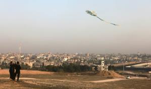Los niños palestinos de Rafah juegan a encumbrar cometas al otro lado de la frontera