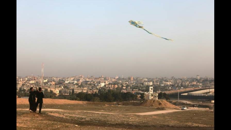 Los niños palestinos de Rafah juegan a encumbrar cometas al otro lado de la frontera