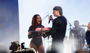 Peso Pluma y Anitta se besan en pleno concierto