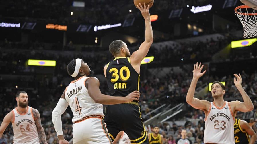 Warriors, con 33 puntos de Curry, se imponen a los Spurs para su cuarto triunfo seguido