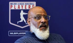 Tony Clark, líder del sindicato de jugadores de béisbol, casi duplica su salario el año pasado