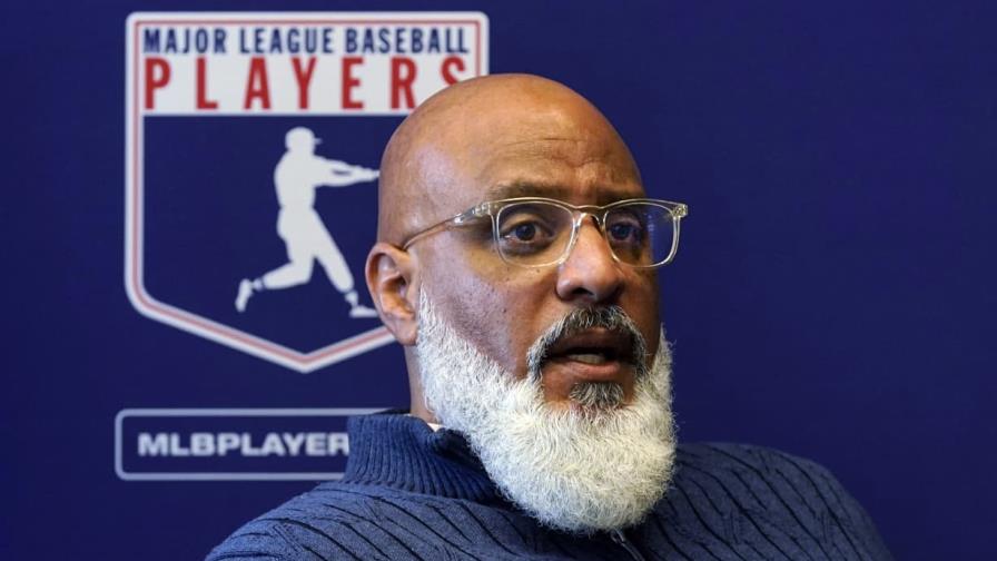 Tony Clark, líder del sindicato de jugadores de béisbol, casi duplica su salario el año pasado