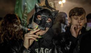La marihuana ya es legal en Alemania y cientos de personas lo celebran en Berlín