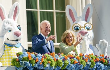 Biden abre la Casa Blanca a miles de niños en Pascua, en un momento clave para la campaña