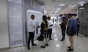 Socio conductores de Uber esperan respuesta de ejecutivos tras entrega de reclamos