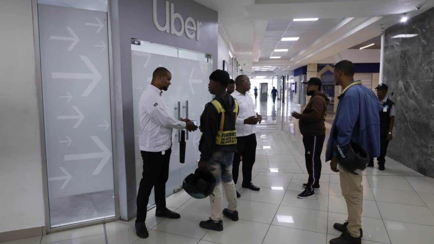 Socio conductores de Uber esperan respuesta de ejecutivos tras entrega de reclamos