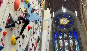 De iglesia a rocódromo: una parroquia belga se transforma en un templo para escaladores