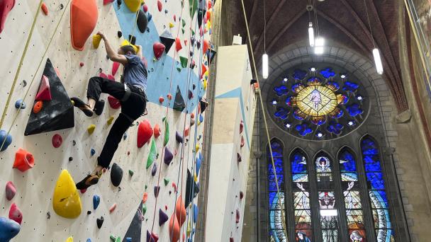 Convierten una iglesia católica en templo para escaladores en Bélgica