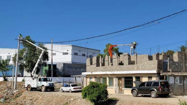 Gobierno inicia instalación de sistema eléctrico para conectar electrobombas en canal La Vigía