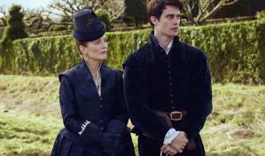 Julianne Moore y Nicholas Galitzine buscan seducir a un rey en "Mary & George"