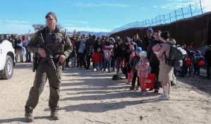 Zozobra entre los migrantes en la frontera de México ante el futuro de la Ley SB4 de Texas