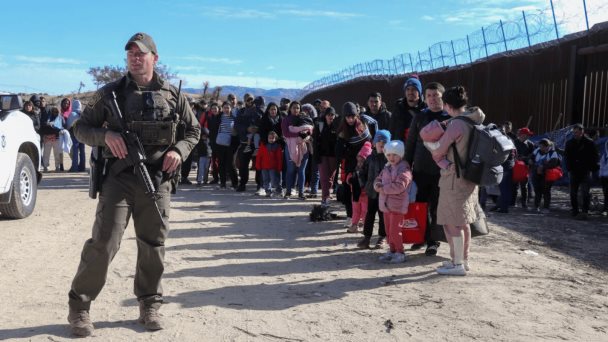 Zozobra entre los migrantes en la frontera de México ante el futuro de la Ley SB4 de Texas