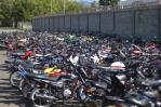 Policía retiene casi 1,600 motocicletas en Santiago y conductores se quejan