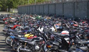 Policía retiene casi 1,600 motocicletas en Santiago y conductores se quejan