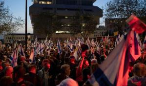 Decenas de miles de israelíes se manifestan frente al Parlamento