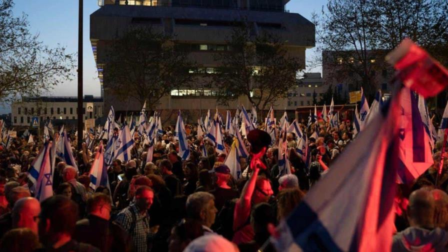 Decenas de miles de israelíes se manifestan frente al Parlamento