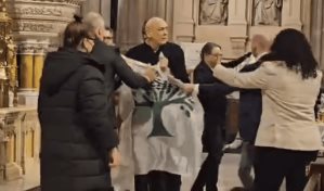 Arrestan tres hombres que interrumpieron misa en Nueva York para pedir Palestina libre