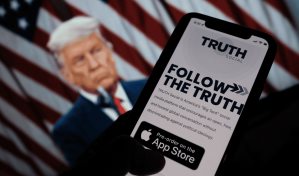 Trump Media se desploma un 20 % en Wall Street tras reportar pérdidas millonarias en 2023