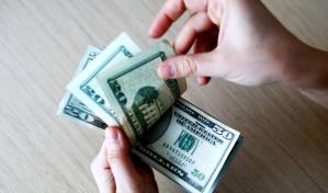 Proyecciones sostienen que el dólar cerrará el año promediando sobre los RD$60 por uno