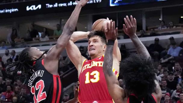 Krejci rompe récord personal con 18 puntos y seis triples, los Hawks vencen 113-101 a los Bulls
