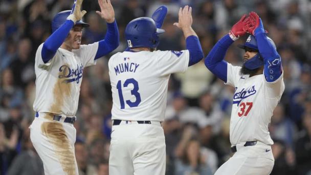 Freddie Freeman y Teóscar Hernández impulsan a Dodgers 8-3 sobre Gigantes