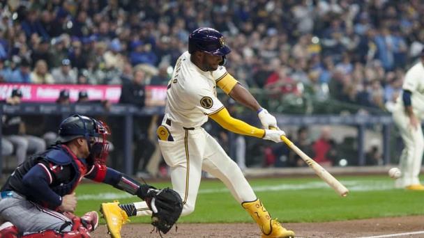 Chourio impulsa carrera en su 1er juego en casa. Cerveceros vencen a Mellizos