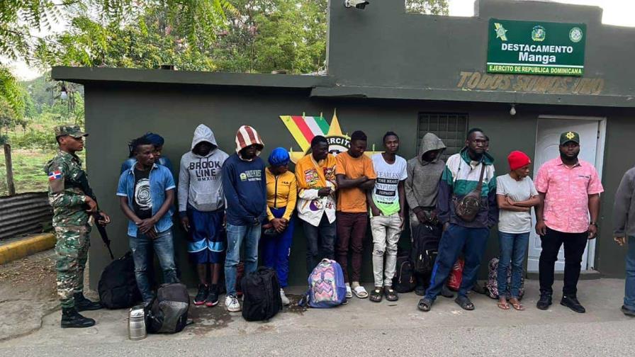 Apresan a dos dominicanos mientras traficaban migrantes haitianos en Montecristi