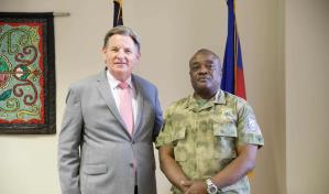 Embajador de Estados Unidos se reúne con el director de la Policía Nacional de Haití