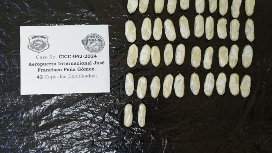 Detienen joven de 24 años en el Aeropuerto Las Américas con 42 bolsitas de cocaína en el estómago