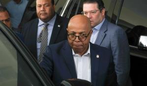 Alfredo Pacheco recibe empleados y diputados en su despacho tras muerte de su hijo