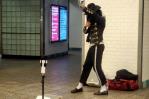 Michael Jackson vuelve a Times Square, personificado en un nuevo imitador Michael Jackson vuelve a Times Square, personificado en un nuevo imitador